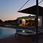 Cristelia Seafront & Pool Βίλα